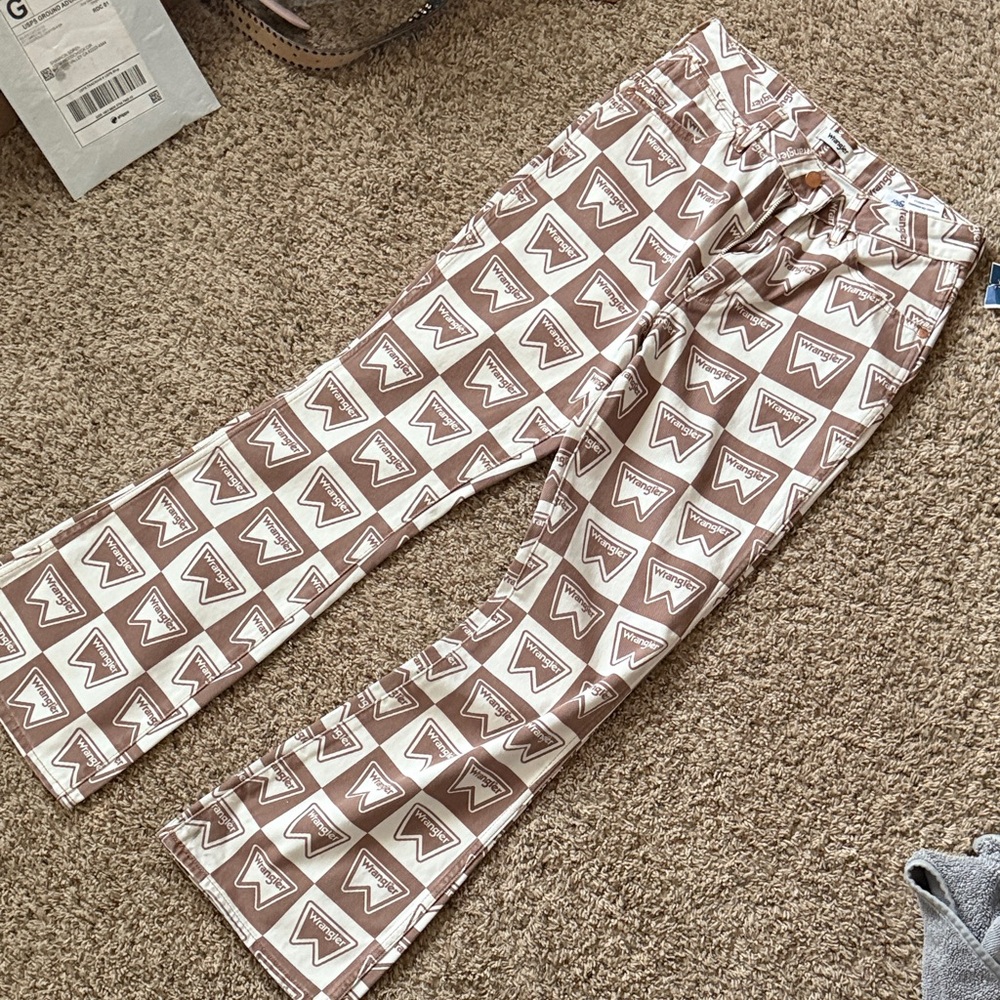 Wrangler logo jeans! Brown and White boot cut